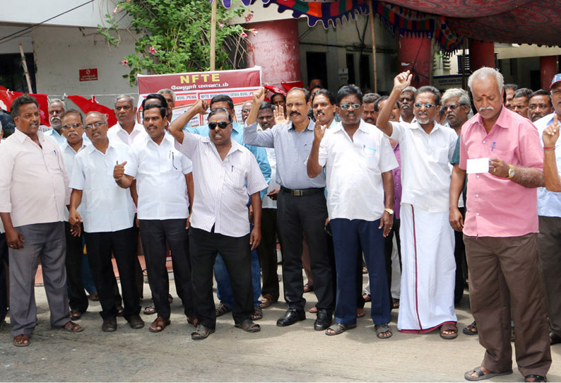 பி.எஸ்.என்.எல். ஊழியர்கள் 2–வது நாளாக உள்ளிருப்பு போராட்டம்