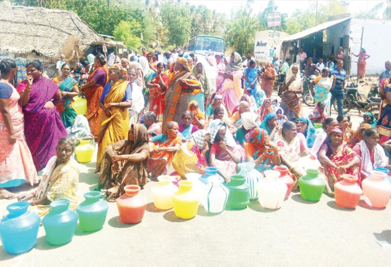 குடிநீர் வழங்கக்கோரி காலிக்குடங்களுடன் பொதுமக்கள் சாலை மறியல்