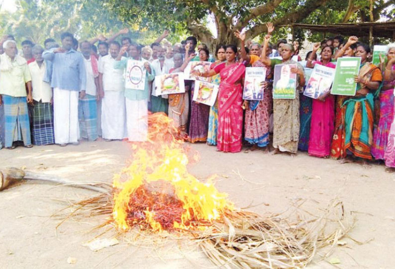 ஹைட்ரோ கார்பன் திட்டத்தை ரத்து செய்ய வலியுறுத்தி தென்னை மட்டைகளை தீ வைத்து போராட்டம்