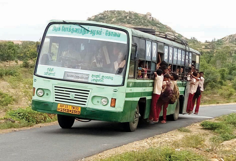 தாளவாடி அருகே பஸ் படிக்கட்டில் தொங்கியபடி பள்ளி செல்லும் மாணவர்கள்