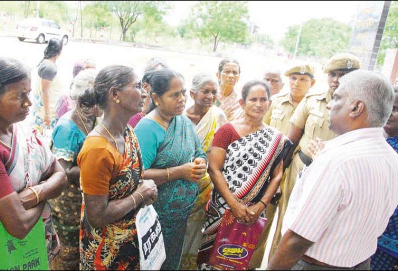 இலவச வீடு கட்டித்தரக்கோரி அதிகாரியிடம் முறையிட்ட பெண்களால் பரபரப்பு