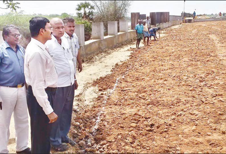 உப்பனாற்று பாலத்திற்கு இணைப்புச்சாலை அமைக்கும் பணி கலெக்டர் ஆய்வு