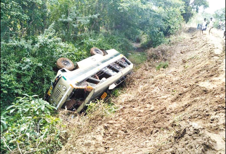 மாணவிகளை ஏற்றி சென்ற வேன், வாய்க்காலில் கவிழ்ந்தது டிரைவர் உள்பட 9 பேர் காயம்