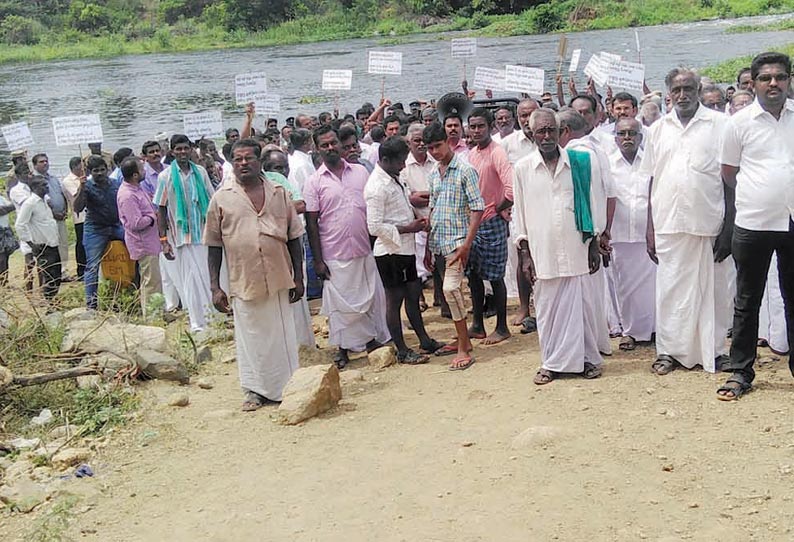 பவானிசாகர் அணையில் இருந்து காவிரிக்கு தண்ணீர் திறப்பதை நிறுத்தக்கோரி விவசாயிகள் ஆர்ப்பாட்டம் பவானிசாகர் அணையில் இருந்து காவிரிக்கு தண்ணீர் திறப்பதை நிறுத்தக்கோரி விவசாயிகள் ஆர்ப்பாட்டம்