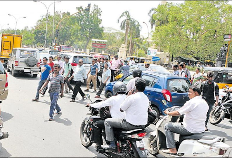 போலீஸ் கமி‌ஷனர் அலுவலகம் அருகே வேப்பேரியில் போக்குவரத்து சிக்னல் பல நாட்களாக இயங்கவில்லை