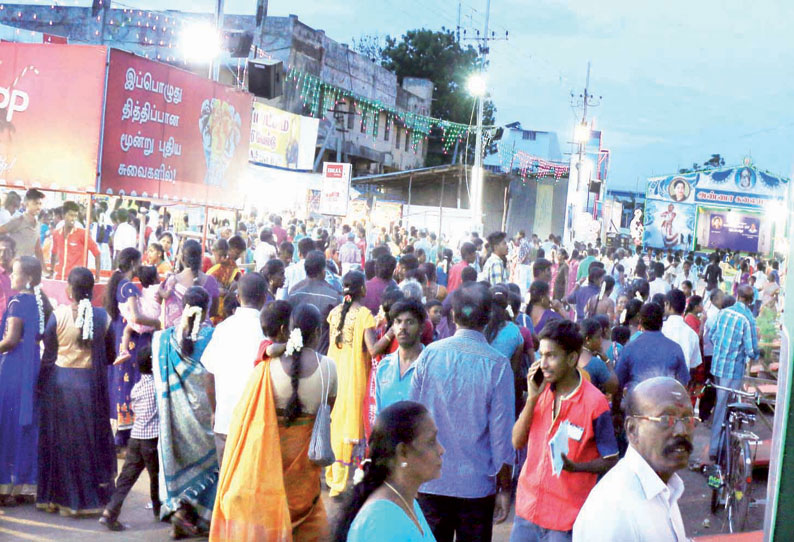 நெல்லையப்பர் கோவில் தேரோட்டத்தையொட்டி அரசு பொருட்காட்சியில் குவிந்த பொதுமக்கள்