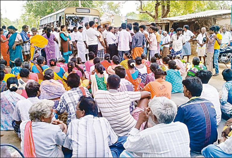 தடையின்றி குடிநீர் வழங்கக்கோரி கிராம மக்கள் சாலை மறியல்