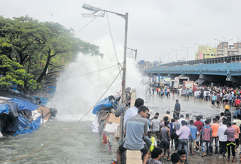 மும்பையில் ராட்சத குடிநீர் குழாய் உடைந்து விபத்து சிறுமி, ஆண் குழந்தை பலி