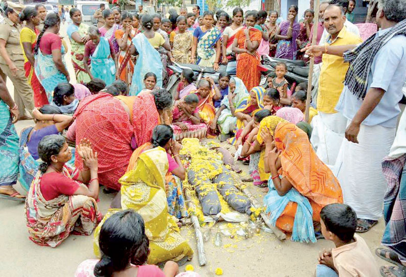 டாஸ்மாக் கடையை அகற்றக்கோரி ஒப்பாரி வைத்து பெண்கள் போராட்டம்