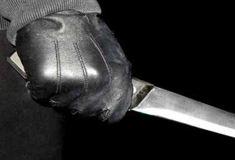 பெட்ரோல் பங்க் ஊழியரை வெட்டி பணம் கொள்ளை பெட்ரோல் பங்க் ஊழியரை வெட்டி பணம் கொள்ளை