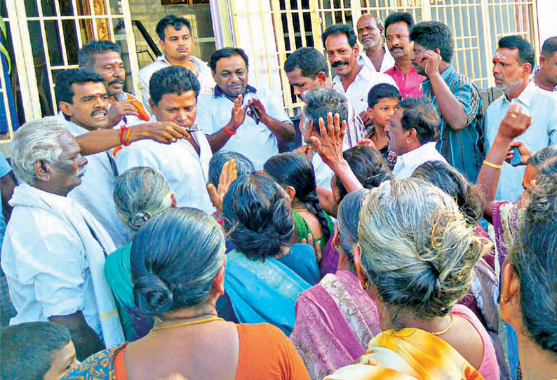 நகராட்சிக்கு சொந்தமான சுகாதார வளாகத்தை இலவசமாக மாற்றக் கோரி எம்.எல்.ஏ. வீடு முற்றுகை