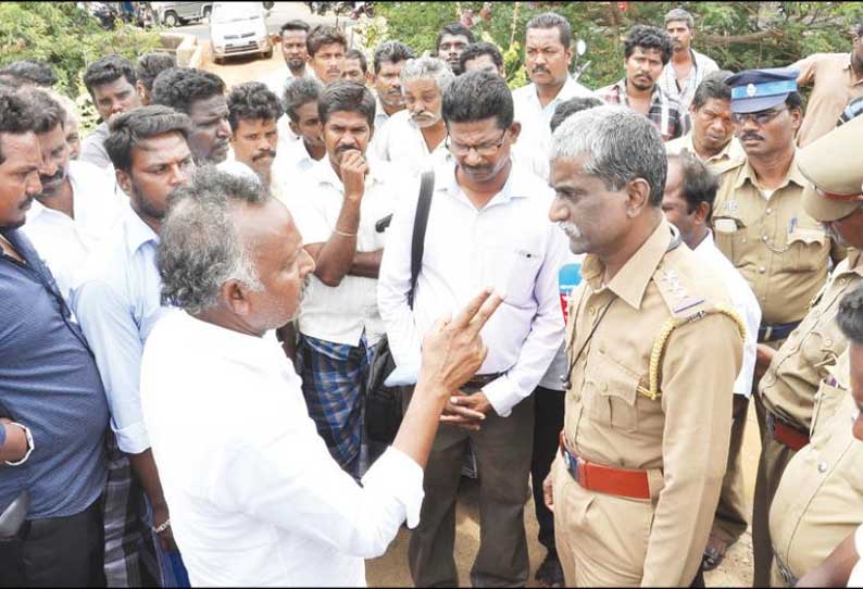 மணல் குவாரிக்கு 3-வது நாளாக முற்றுகை போராட்டத்தில் ஈடுபட வந்த பொதுமக்களால் பரபரப்பு