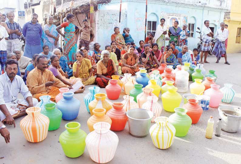 நெல்லையில் குடிநீர் கேட்டு காலிக்குடங்களுடன் பெண்கள் சாலை மறியல்