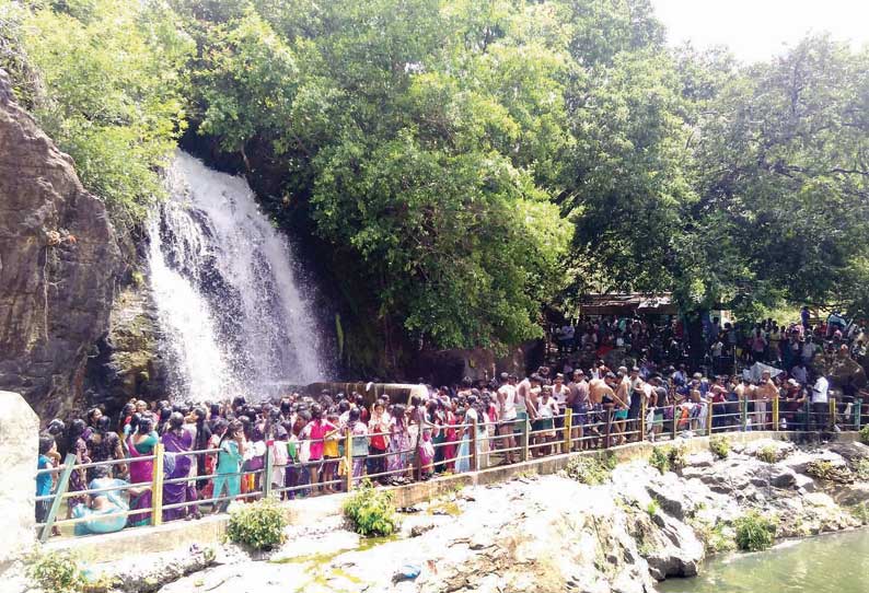 பாபநாசம் அகஸ்தியர் அருவியில் சுற்றுலா பயணிகள் கூட்டம் அலைமோதியது