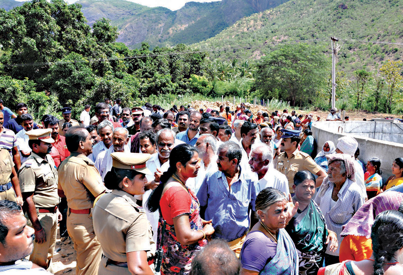 பெரியகுளம் அருகே ஓ.பன்னீர்செல்வம் தோட்டத்தை முற்றுகையிட்ட 243 பேர் கைது பெரியகுளம் அருகே ஓ.பன்னீர்செல்வம் தோட்டத்தை முற்றுகையிட்ட 243 பேர் கைது