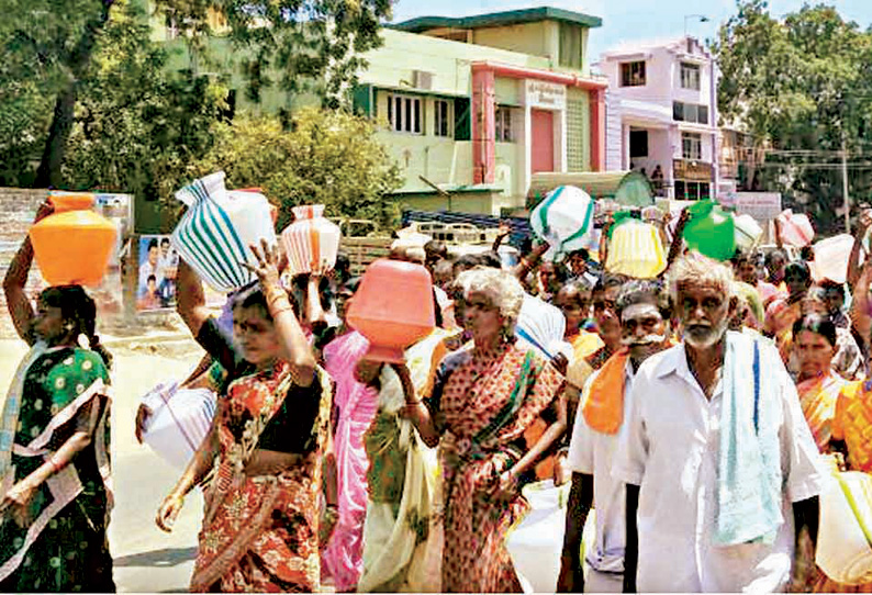 முறையாக குடிநீர் வழங்கக் கோரி உசிலம்பட்டி ஊராட்சி ஒன்றியத்தை முற்றுகையிட்ட கிராம மக்கள்