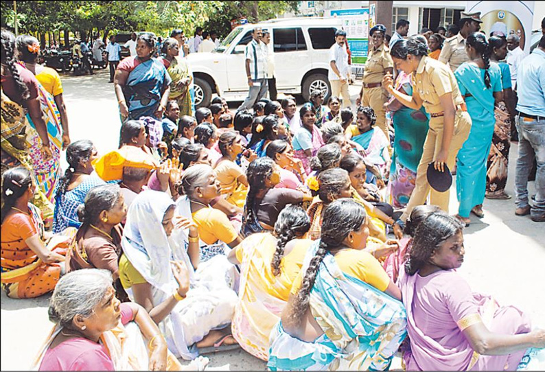 டாஸ்மாக் கடைக்கு எதிர்ப்பு தெரிவித்து கலெக்டர் அலுவலகத்தில் 4 கிராம பெண்கள் போராட்டம்