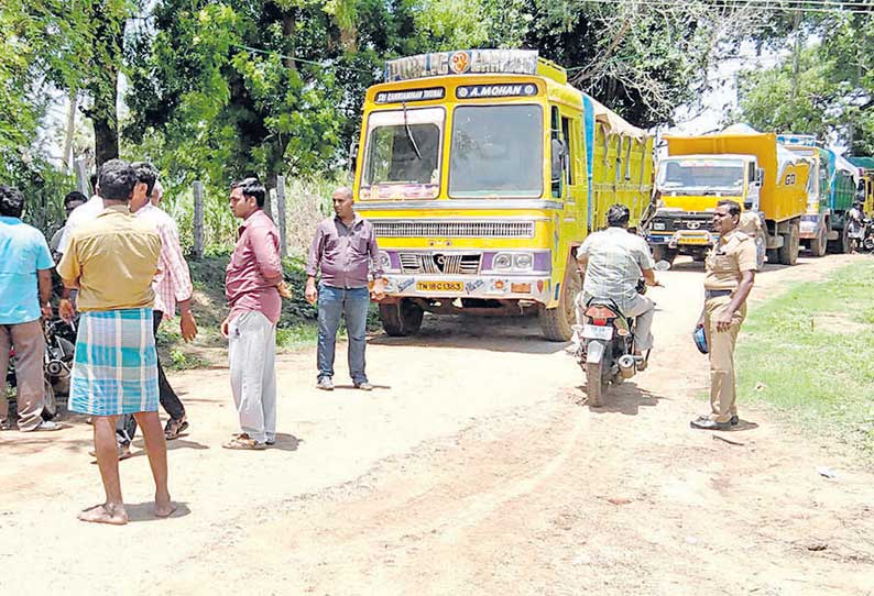 ஏரியில் மணல் கடத்தல் லாரிகளை சிறை பிடித்து பொதுமக்கள் போராட்டம்