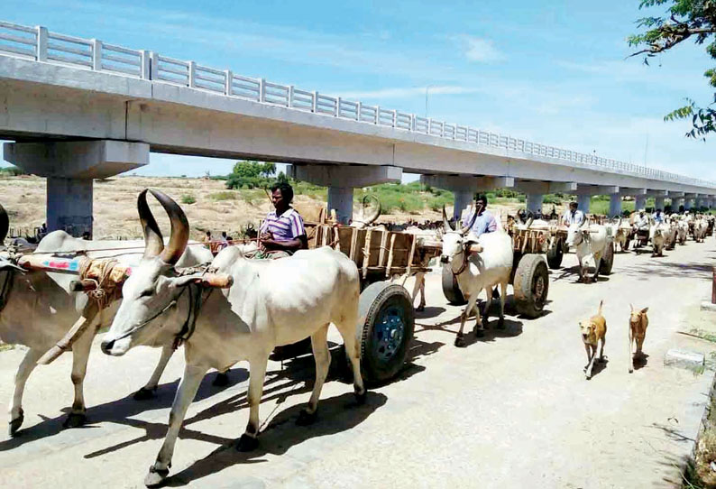 விளாத்திகுளத்தில் மாட்டு வண்டிகளில் தொழிலாளர்கள் ஊர்வலம்