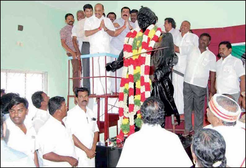 கட்டாலங்குளத்தில் வீரன் அழகுமுத்துகோன் சிலைக்கு மாலை அணிவிப்பு