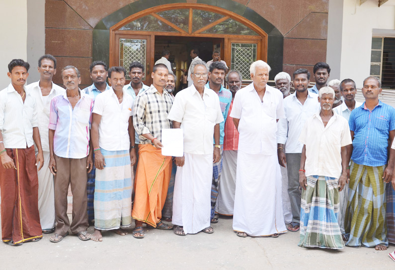 குடிநீர் பிரச்சினையை தீர்க்கக்கோரி கலெக்டர் அலுவலகத்தை கிராம மக்கள் முற்றுகை