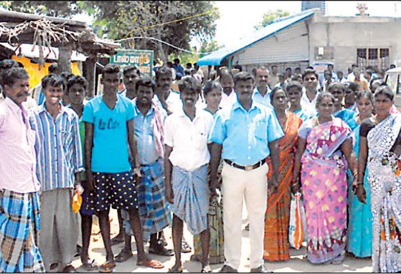 மரக்காணம் அருகே டாஸ்மாக் கடைகளை முற்றுகையிட்டு கிராம மக்கள் போராட்டம்