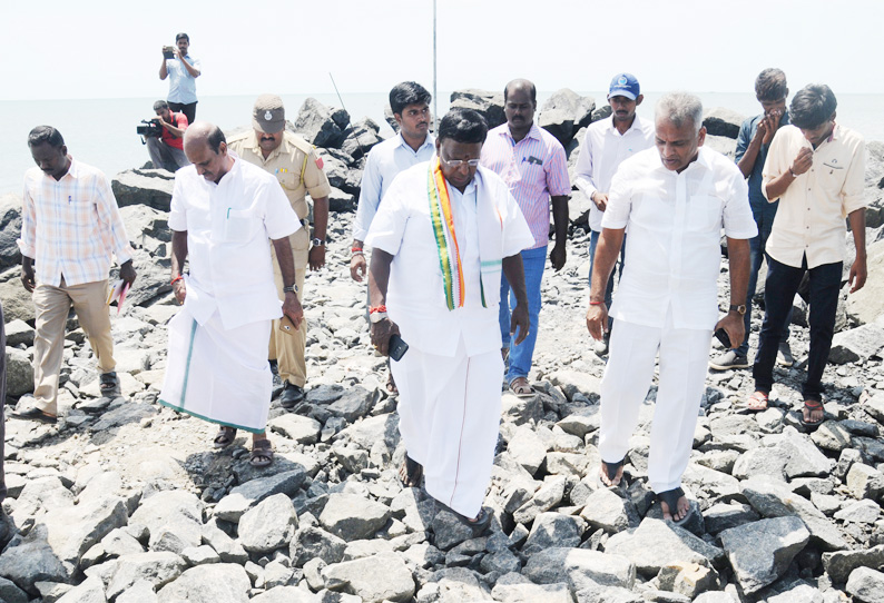 கடற்கரையில் செயற்கை மணல் பரப்பு உருவாக்கும் பணி: நாராயணசாமி ஆய்வு