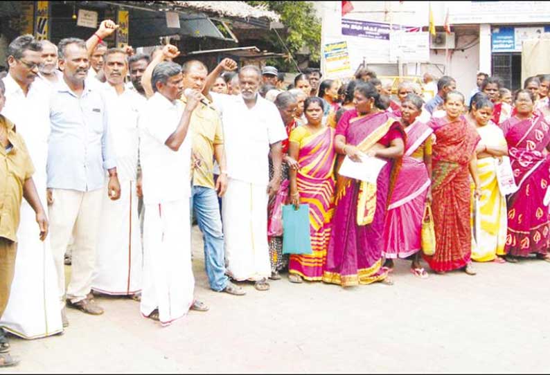 கோவில் இடம் என்று கூறி பத்திரப்பதிவுக்கு விதித்த தடையை நீக்க கோரி கட்சியினர் ஆர்ப்பாட்டம்