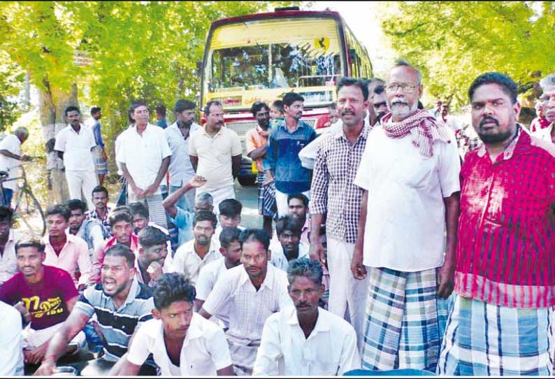 குடிநீர் வழங்க வலியுறுத்தி பொதுமக்கள் சாலை மறியல்