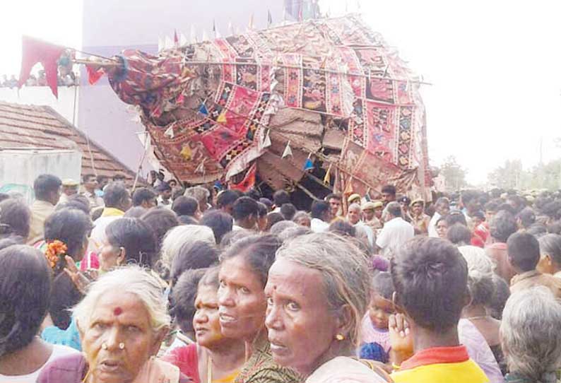 கோவில் திருவிழாவில் களிமண்ணில் சக்கரம் சிக்கி அச்சு முறிந்து தேர் சாய்ந்தது