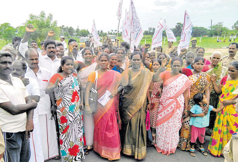 பூட்டு போடும் போராட்டத்தை தடுத்ததால் மதுக்கடைக்கு எதிரே அமர்ந்து போராட்டம்