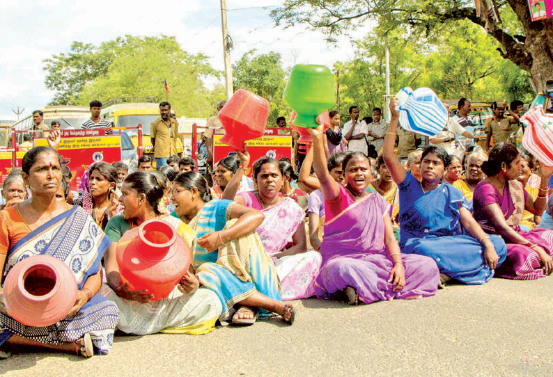 சிவகாசி அருகே குடிநீர் கேட்டு கிராமமக்கள் சாலை மறியல்