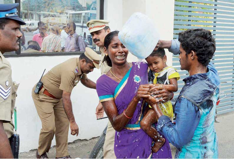 சேலம் கலெக்டர் அலுவலகத்தில் பரபரப்பு ஒரே குடும்பத்தை சேர்ந்த 4 பேர் தீக்குளிக்க முயற்சி