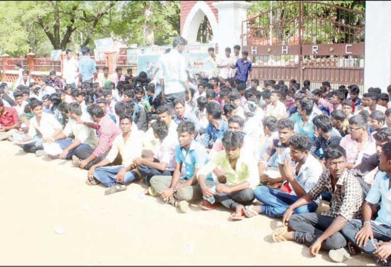 வேகத்தடை அமைக்க கோரி கல்லூரி மாணவர்கள் வகுப்பை புறக்கணித்து போராட்டம்