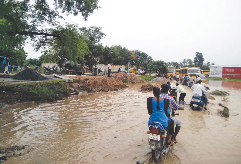 அரக்கோணம்–திருத்தணி நெடுஞ்சாலையில் பாலம் சீரமைப்பு பணி