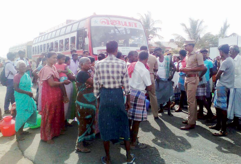 கோவில்பட்டி அருகே, குடிநீர் கேட்டு காலி குடங்களுடன் பொதுமக்கள் சாலைமறியல்