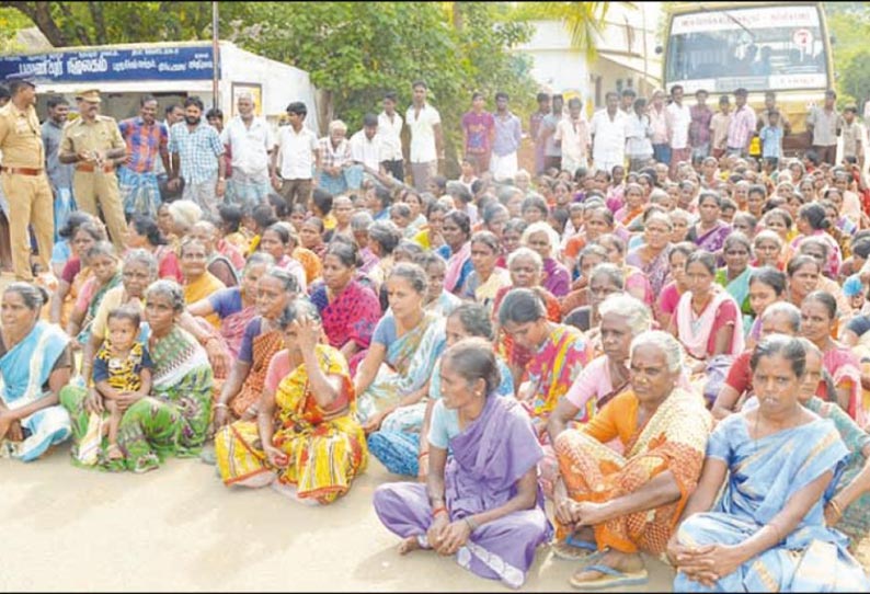 கோவில் கரகம் எடுத்து வருவது தொடர்பான பிரச்சினை: ஒரு தரப்பினர் சாலை மறியல்