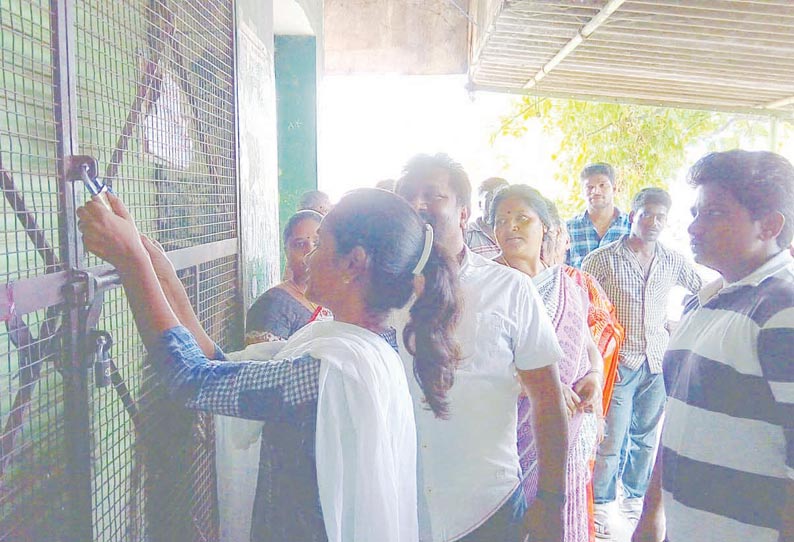 மதுக்கடைக்கு பூட்டு போட்டு பொதுமக்கள் போராட்டம்