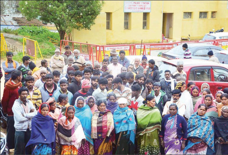 கண்டக்டர் சாவில் மர்மம் இருப்பதாக கூறி போலீஸ் நிலையத்தை முற்றுகையிட்ட பொதுமக்கள்