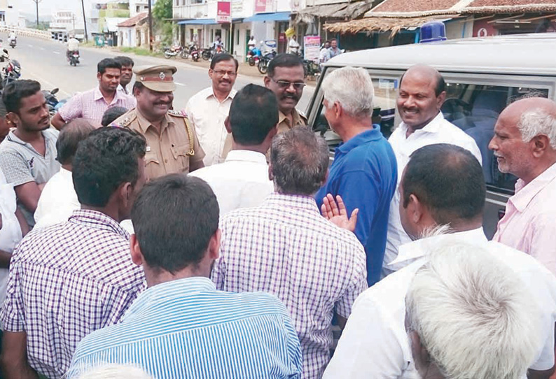 குடிநீர் குழாய் இணைப்பை அதிகாரிகள் துண்டிக்க முயன்றதற்கு எதிர்ப்பு தெரிவித்து பொதுமக்கள் திடீர் சாலை மறியல்