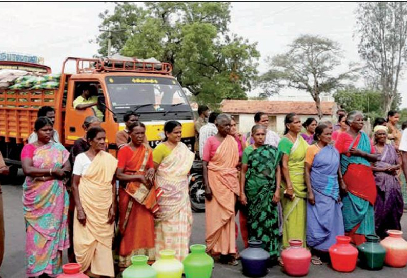 காங்கேயம் அருகே குடிநீர் வழங்கக்கோரி பெண்கள் சாலை மறியல்