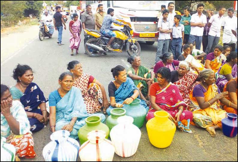 புதுக்கோட்டையில் 2 இடங்களில் காலிகுடங்களுடன் பொதுமக்கள் சாலை மறியல்