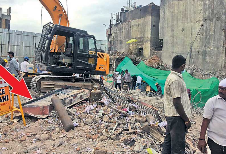 சென்னை சில்க்ஸ் கட்டிட இடிபாடுகளில் லாக்கர் உடைந்து வைரங்கள் சிதறின ஊழியர்கள் சல்லடை போட்டு தேடுகிறார்கள்