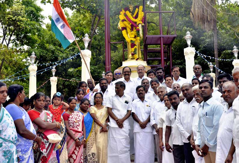 காமராஜர் சிலைக்கு அரசியல் கட்சியினர் மாலை அணிவித்து மரியாதை