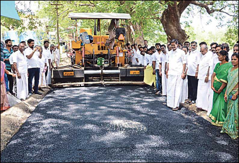 விழுப்புரத்தில்  தார் சாலை அமைக்கும் பணி லட்சுமணன் எம்.பி. பார்வையிட்டார்