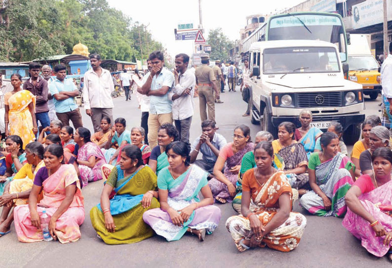 ஈரோடு அரசு ஆஸ்பத்திரி முன்பு  சாலைமறியல்