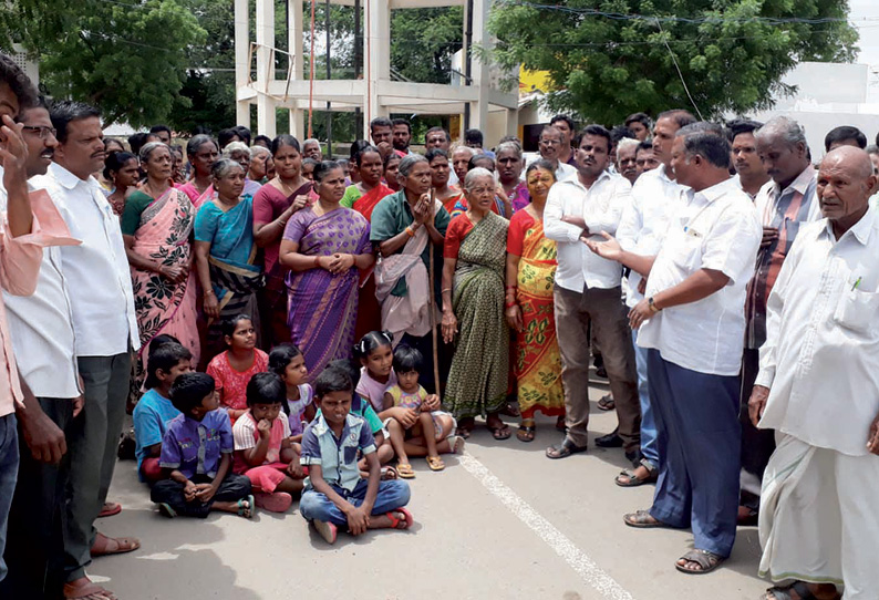 குடியிருப்பு பகுதியில் டாஸ்மாக் கடை திறக்க எதிர்ப்பு பொதுமக்கள் ‘திடீர்’ சாலை மறியல்