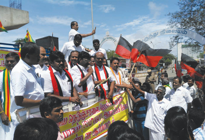 நெடுஞ்சாலை மேம்பாலத்தில் நுழைவு பாலம் அமைக்க கோரி அனைத்துக்கட்சியினர் ஆர்ப்பாட்டம்