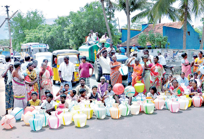 பெரியகுளம் அருகே குடிநீர் கேட்டு சாலை மறியல்