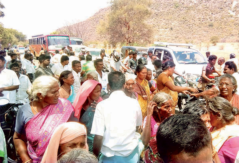 முறையாக குடிநீர் வழங்க நடவடிக்கை எடுக்கக்கோரி கிராம மக்கள் பஸ் மறியல்